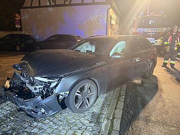Unfall im Kreuzungsbereich: Fiat nach Kollision gegen Garagentor geschleudert