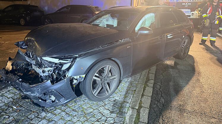 Unfall im Kreuzungsbereich: Fiat nach Kollision gegen Garagentor geschleudert