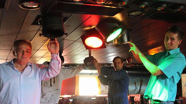 Die Licht-und Tonanlage wird eneuert. Unser Bild zeigt   Inhaber  Alfons Deuber mit  Handwerkern  sowie  mit Andreas  Thein, dem neuen Betriebsleiter des Tanzcenters. Foto: Alexander Hartmann