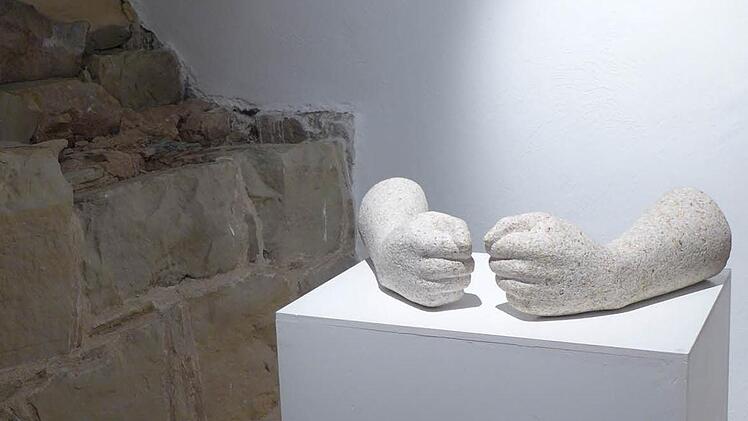 "Pathos" - eine Arbeit von Rosa Brunner. Die Fäuste aus Granit sollen "inneren Konflikt, Wut, Verzweiflung und Ausgeliefertsein" ausdrücken. Foto: Sabine Meißner