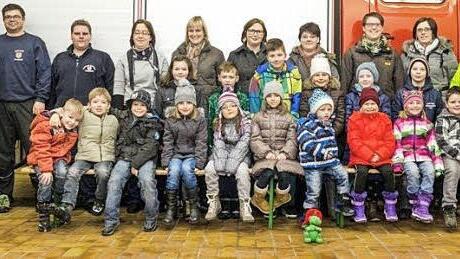 Die "Lösch-Öchsla" mit den Verantwortlichen der Feuerwehr Teuschnitz Foto: Uwe Thoma