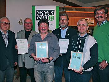 Alfred Meder (von links) von der Gebietsverkehrswacht Hammelburg gratulierte Karlheinz Franz, Hubert Koch, Horst Hornung und Herbert Baus. Dem schloss sich Zweiter Bürgermeister Reimar Glückler an. Foto: Gerd Schaar