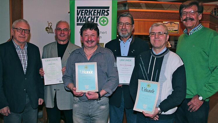 Alfred Meder (von links) von der Gebietsverkehrswacht Hammelburg gratulierte Karlheinz Franz, Hubert Koch, Horst Hornung und Herbert Baus. Dem schloss sich Zweiter Bürgermeister Reimar Glückler an. Foto: Gerd Schaar