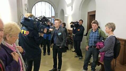 Warten gehört dazu beim Chefarzt-Prozess. Diesmal mussten Besucher und Medienvertreter wegen technischer Probleme ausharren.