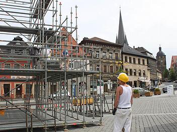 Im Gestänge und doch nicht hinter Gittern: Der Aufbau eines Kunstwerks auf dem Lichtenfelser Marktplatz geschieht durch Häftlinge mit Kunstsinn. Foto: Markus Häggberg