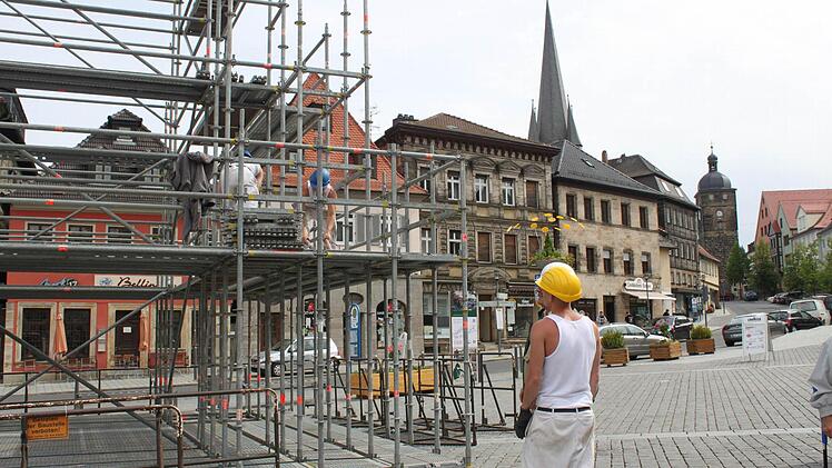 Im Gestänge und doch nicht hinter Gittern: Der Aufbau eines Kunstwerks auf dem Lichtenfelser Marktplatz geschieht durch Häftlinge mit Kunstsinn. Foto: Markus Häggberg