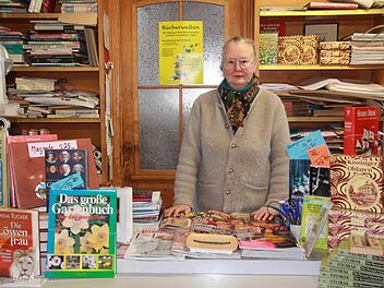 "Für mich sind es nicht Kunden, sondern Menschen", sagt Barbara Weyh. Ihr Vater eröffnete in der Weidgasse vor 65 Jahren die Buchhandlung Weyh. Mitte Februar muss Barbara Weyh ihren Laden besenrein an den Vermieter - die Staatsbad GmbH - übergeben. Fotos: Carmen Schmitt