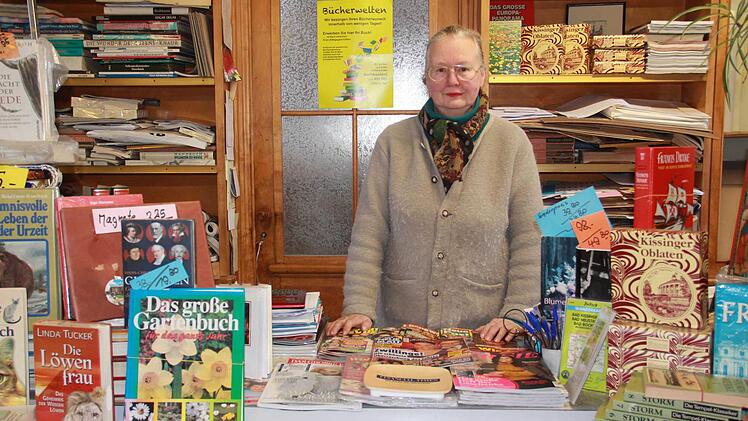 "Für mich sind es nicht Kunden, sondern Menschen", sagt Barbara Weyh. Ihr Vater eröffnete in der Weidgasse vor 65 Jahren die Buchhandlung Weyh. Mitte Februar muss Barbara Weyh ihren Laden besenrein an den Vermieter - die Staatsbad GmbH - übergeben. Fotos: Carmen Schmitt