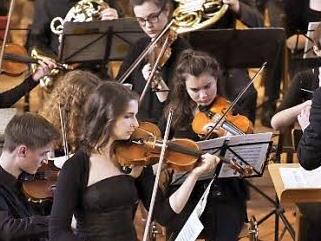 Hervorragende Solistin im Violinkonzert von Mozart war Veronika Böhm (vorne Mitte), die demnächst scheidende Konzertmeisterin des Jugendorchesters. Der Dirigent war Martin Erzfeld. Foto: Gerold Snater