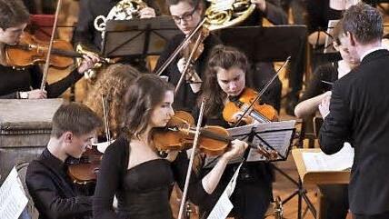 Hervorragende Solistin im Violinkonzert von Mozart war Veronika Böhm (vorne Mitte), die demnächst scheidende Konzertmeisterin des Jugendorchesters. Der Dirigent war Martin Erzfeld. Foto: Gerold Snater