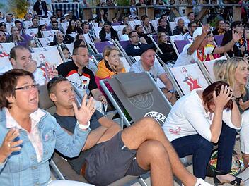 Beim gesetzteren Kissinger Publikum in der Grabengasse war beim Public Viewing deutlich mehr Stimmung als am Stadtstrand. Nach der 2:0-Niederlage der deutschen Mannschaft gegen Frankreich ließen die Fans jedoch an beiden Orten die Köpfe hängen. Fotos: Peter Rauch