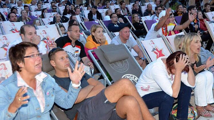 Beim gesetzteren Kissinger Publikum in der Grabengasse war beim Public Viewing deutlich mehr Stimmung als am Stadtstrand. Nach der 2:0-Niederlage der deutschen Mannschaft gegen Frankreich ließen die Fans jedoch an beiden Orten die Köpfe hängen. Fotos: Peter Rauch