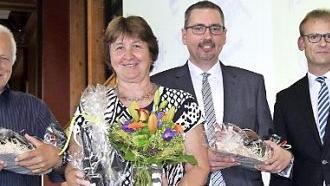 Elternbeiratsvorsitzender Jochen Pfeiffer (rechts) und Konrektor Matthias Welsch (Zweiter von rechts) verabschiedeten Christine Huber und Wolfgang Klecker. Es fehlen Ellen Klett und Christa Zinkl.