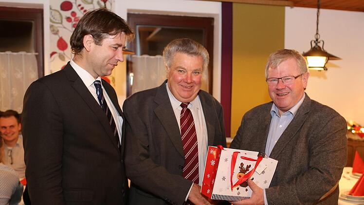 Auch Landrat Hermann Ulm (l.) gratulierte. Foto: Franz Galster