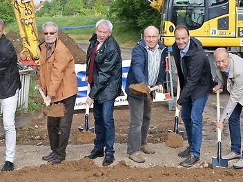 Beim symbolischen Spatenstich (von links): Hans-Joachim Brand, SRP Ingenieur-Consult GmbH, Kreisrat Georg Dennert, Landrat Johann Kalb, Michael Dotterweich, Leiter der Tiefbauabteilung beim Landratsamt Bamberg, und Buttenheims Bürgermeister Michael Karmann Foto: Andrea Spörlein