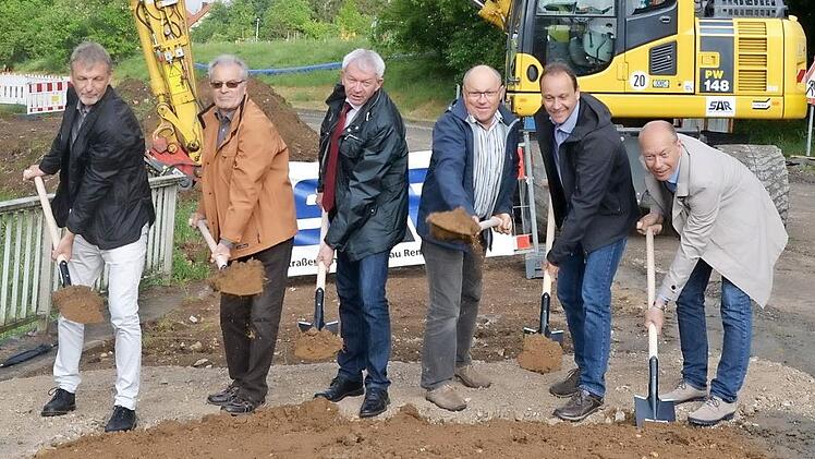 Beim symbolischen Spatenstich (von links): Hans-Joachim Brand, SRP Ingenieur-Consult GmbH, Kreisrat Georg Dennert, Landrat Johann Kalb, Michael Dotterweich, Leiter der Tiefbauabteilung beim Landratsamt Bamberg, und Buttenheims Bürgermeister Michael Karmann Foto: Andrea Spörlein