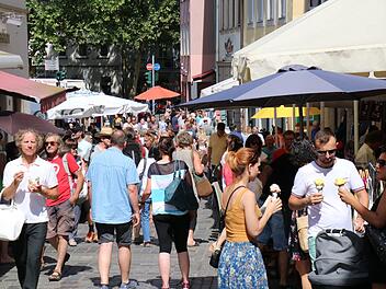 Viele Leute in den Straßen, wenige in den Geschäften. Foto: Sebastian Schanz
