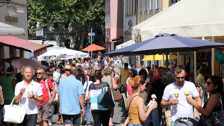 Viele Leute in den Straßen, wenige in den Geschäften. Foto: Sebastian Schanz