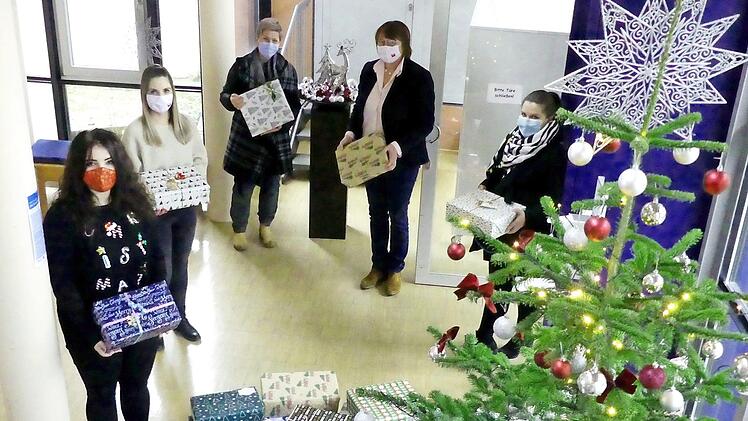 Über die Geschenk-Päckchen, die sich in der Eingangshalle der Caritas-Geschäftsstelle stapeln, freuen sich (von rechts) Präsidentin Yvonne Fießmann (LC), Caritas-Geschäftsführerin Veronica Specht, Stella Hanft (LC), Jennifer Schamberger und Laura Löffler (Caritas).  Foto: Dieter Hübner