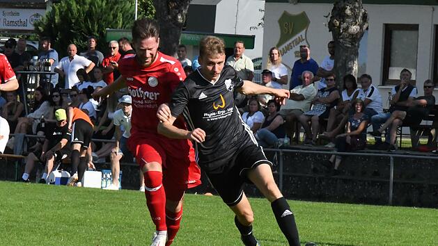Einen schweren Stand hatte Rannungens Offensiv-Ass Fabian Erhard (links) gegen Ramsthals Kettenhund Willi Voss. Foto: Hopf