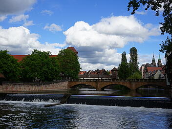 Nürnberg Maxbrücke: Feuerwehr, DLRG und Wasserwacht waren im Einsatz