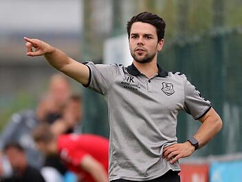 Der feine Zwirn bleibt im Schrank: Aubstadts Coach Victor Kleinhenz. Foto: foto2press/Frank Scheuring.