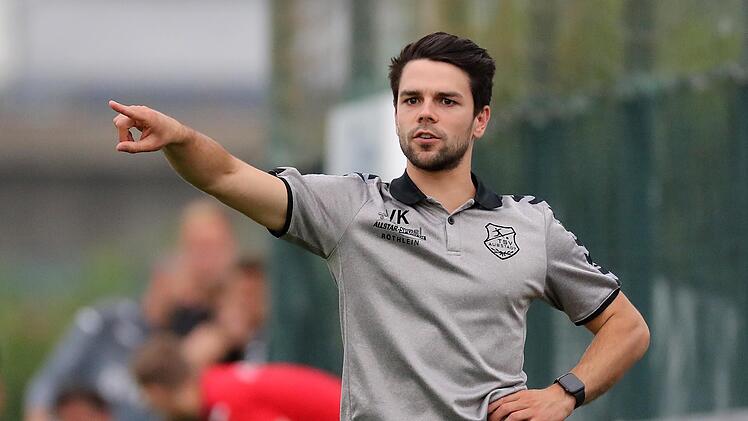 Der feine Zwirn bleibt im Schrank: Aubstadts Coach Victor Kleinhenz. Foto: foto2press/Frank Scheuring.