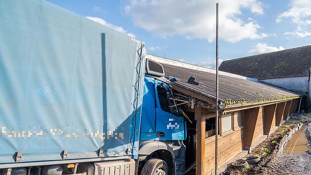 Unfall im Kreis Bamberg: Lkw kracht in Kuhstall - Fahrer verletzt