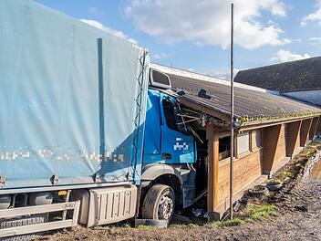 Unfall im Kreis Bamberg: Lkw kracht in Kuhstall - Fahrer verletzt