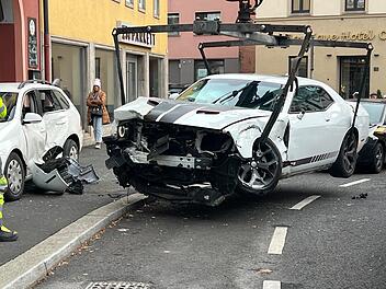 Autodieb klaut Sportwagen und rast durch die Innenstadt: 26-jähriger Mann nach Unfall festgenommen