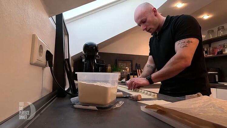 Beim Formen seiner Vorspeisen-Pasta l&auml;sst Alex ebenfalls h&ouml;chste Pr&auml;zision walten.