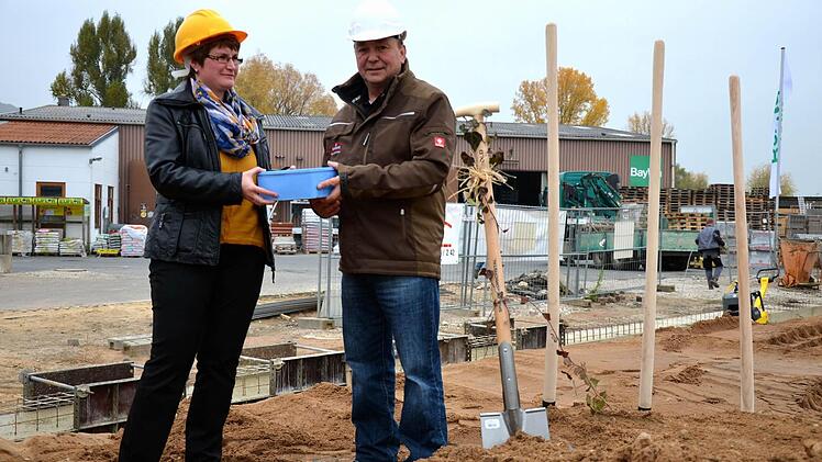 Beate Buchdrucker   übergibt  Siegfried Schwarz die Schatulle zum Einbau in das Fundament