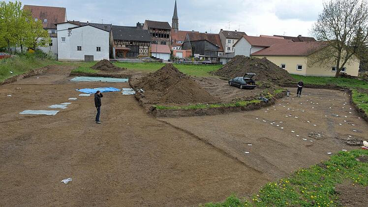 Die Grabungsstelle an der Straße am Schießgraben. Die Reste der Siedlung im rechten Bild-Teil sind mit Markierungen belegt.  Fotos: Ronald Rinklef