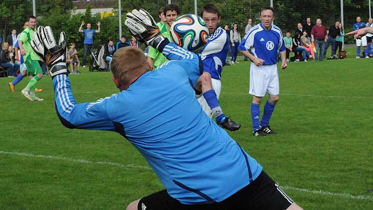 FC 06 Bad Kissingen II (blaue Trikots) - SV Garitz II 2:1. Fotos: ssp (21)