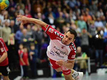 Fehlwurf: Emil Feuchtmann scheitert mit diesem Siebenmeter Sekunden vor Schluss an Torwart Julius Rackemann und vergibt den Sieg des HSC. Foto: Anand Anders