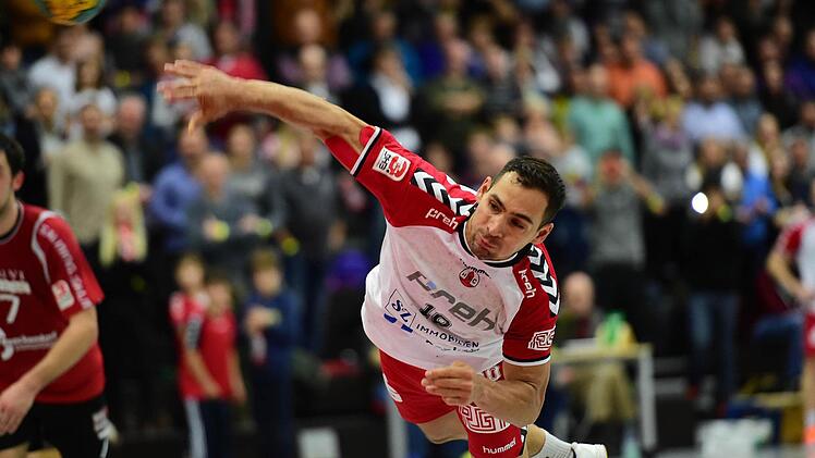 Fehlwurf: Emil Feuchtmann scheitert mit diesem Siebenmeter Sekunden vor Schluss an Torwart Julius Rackemann und vergibt den Sieg des HSC. Foto: Anand Anders