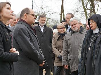 Christian Schmidt, Bundesminister für Ernährung und Landwirtschaft, wird mit weiteren Gästen von Äbtissin Mechthild Thürmer durch die Abtei Maria Frieden geführt.  Foto: Johannes Michel