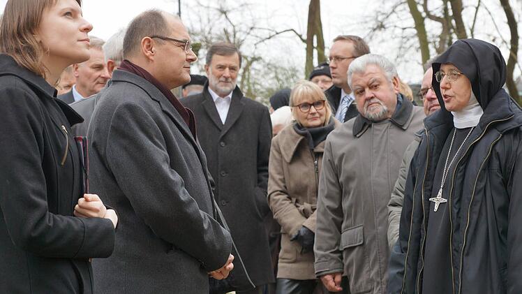 Christian Schmidt, Bundesminister für Ernährung und Landwirtschaft, wird mit weiteren Gästen von Äbtissin Mechthild Thürmer durch die Abtei Maria Frieden geführt.  Foto: Johannes Michel