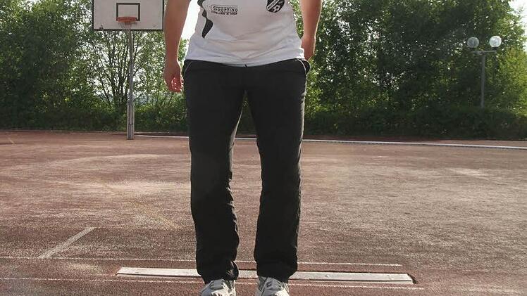 Aus dem Stand heraus in den Sand springen. Das ist gar nicht so einfach.