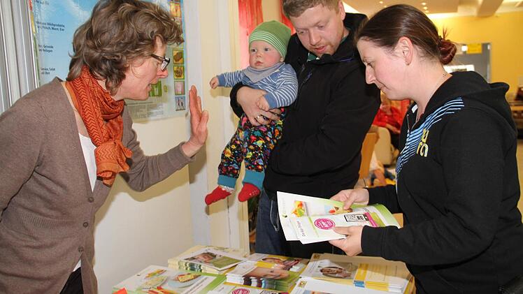 Gesunde Ernährung von Babys und Kleinkindern war das Thema der Diplom-Ökotrophologin Marion Reich (links) am Stand des Amtes für Ernährung, Landwirtschaft und Forsten. Foto: Gerda Völk