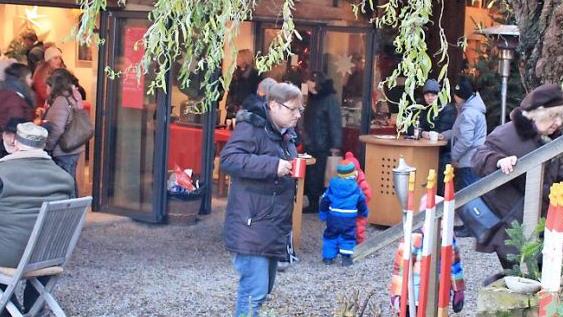 Der Weihnachtsmarkt in Jesserndorf, organisiert vom Soroptimist-Club Bamberg, war auch in diesem Jahr gut besucht. Fotos: Katharina Becht