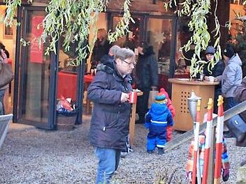 Der Weihnachtsmarkt in Jesserndorf, organisiert vom Soroptimist-Club Bamberg, war auch in diesem Jahr gut besucht. Fotos: Katharina Becht