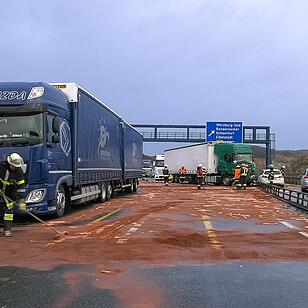 Lkw durchbricht auf A3 Leitplanke und kollidiert mit Gegenverkehr