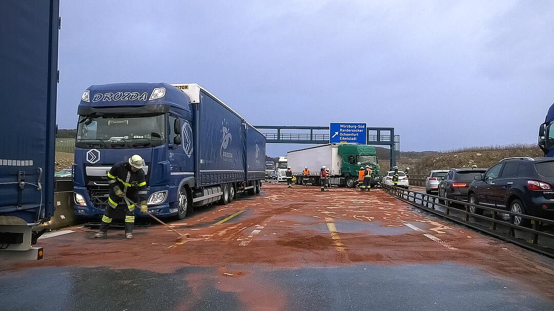 Lkw durchbricht auf A3 Leitplanke und kollidiert mit Gegenverkehr