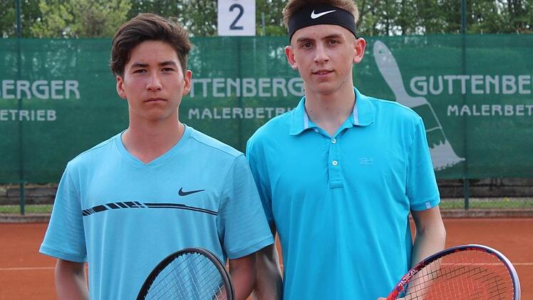 Richard Dulganov (l.) vom TC RW Straubing unterlag im männlichen U21-Finale Maximilian Heinzel (TC Rot-Weiß Gersthofen) mit 5:7, 1:6.