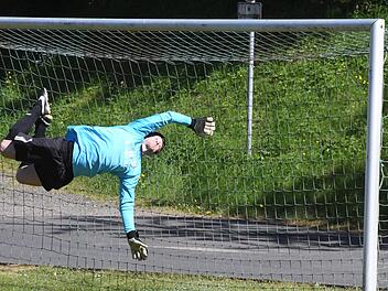 Münnerstadts Torwart Lorenz Büttner lässt zwar einen Riedenberger Treffer zu, hier hat er ihn aber vorher über die Latte gelenkt.Hopf