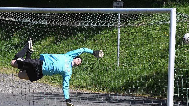 Münnerstadts Torwart Lorenz Büttner lässt zwar einen Riedenberger Treffer zu, hier hat er ihn aber vorher über die Latte gelenkt.Hopf