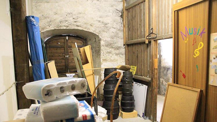 Aktuell noch Lagerraum, vielleicht bald schon Künstlergarderobe?  Foto: Christian Bauriedel