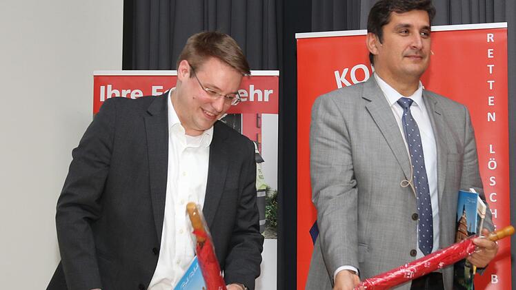 Dirk Koch und Cem Karakaya freuen sich über die Erinnerungsgeschenke