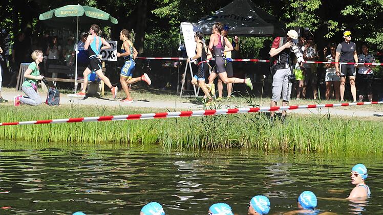 W&auml;hrend die Damen auf ihren Scjwimmstart warten, sind die schnellsten Herren der Liga schon auf der Laufstrecke unterwegs. Foto: Karl Heinz Weber